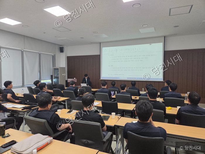 강의실에서 여러 수강생들이 보일러 안전 교육을 받고 있다.