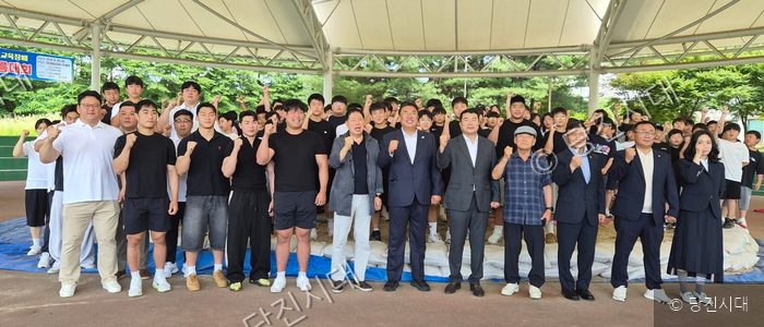 관계자들과 학생들이 당진종합운동장에서 씨름대회를 마친 후 기념 촬영을 하고 있다.