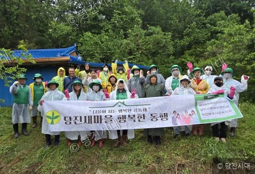 자원봉사자들이 주거취약계층을 위한 이사 봉사를 마치고 기념 촬영을 하고 있다.