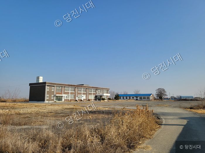 구 흥덕초등학교 건물이 황량한 주변 풍경 속에 자리하고 있다.
