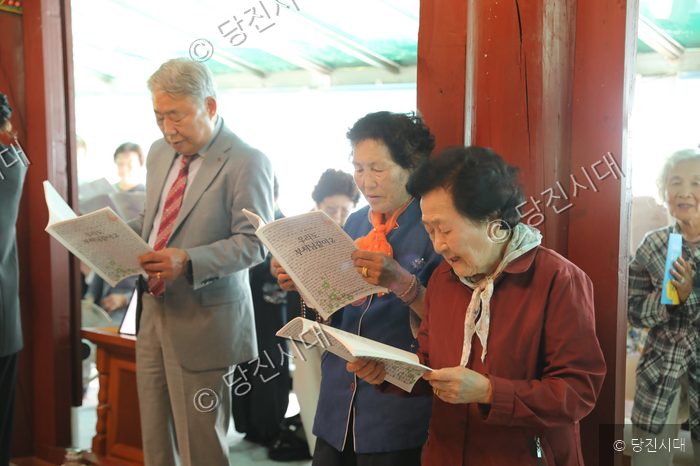 당진의 한 사찰에서 불자들이 부처님오신날 봉축 법요식에서 찬불가를 부르고 있다.
