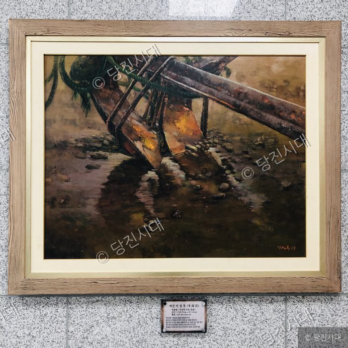 이상옥 화가의 기증 작품 '시간의 저편' 유화가 벽면에 액자로 걸려 있다.