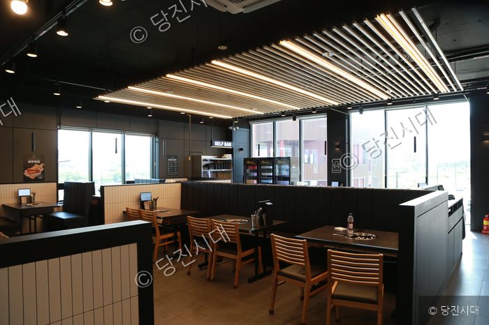 신원동쭈꾸미 내부 모습으로 깔끔한 식당 좌석이 배치되어 있다.