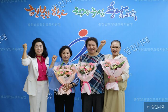 고졸 검정고시에 합격한 어르신들이 당진교육지원청에서 기념 촬영을 하고 있다.