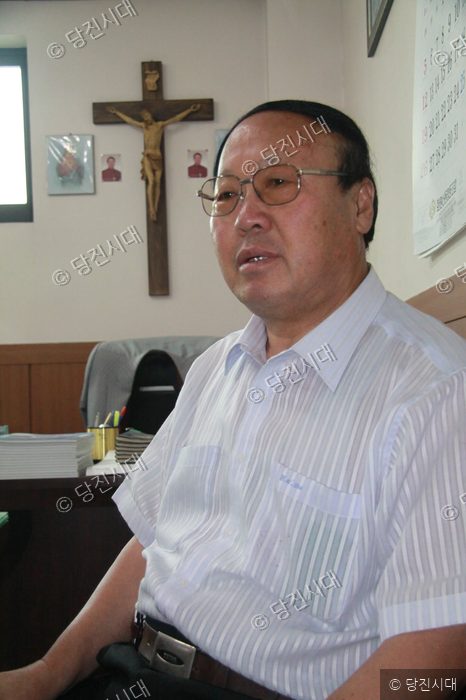이철완 서안산장례식장 대표가 실내에서 인터뷰를 위해 앉아 있다.