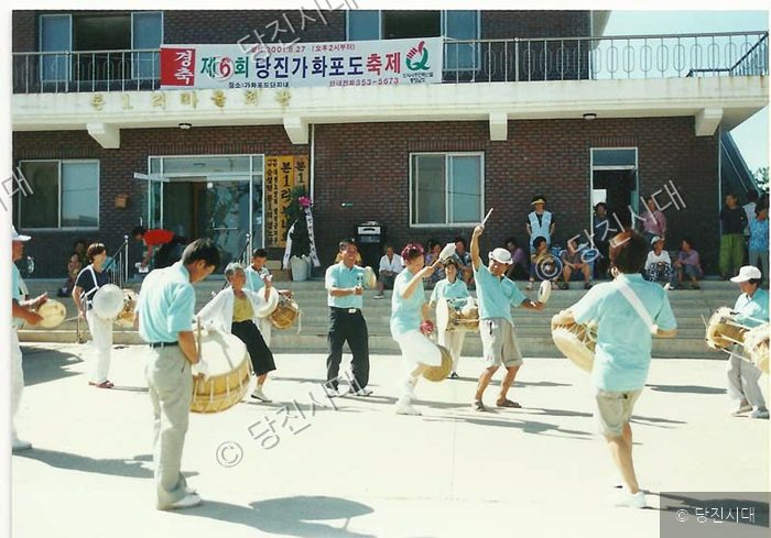 주민들이 포도축제에서 풍물 공연을 선보이고 있다.