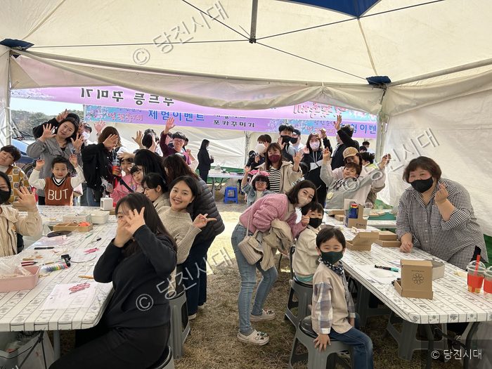 당진순성 벚꽃축제 부스에서 주민들이 체험 행사를 즐기고 있다.