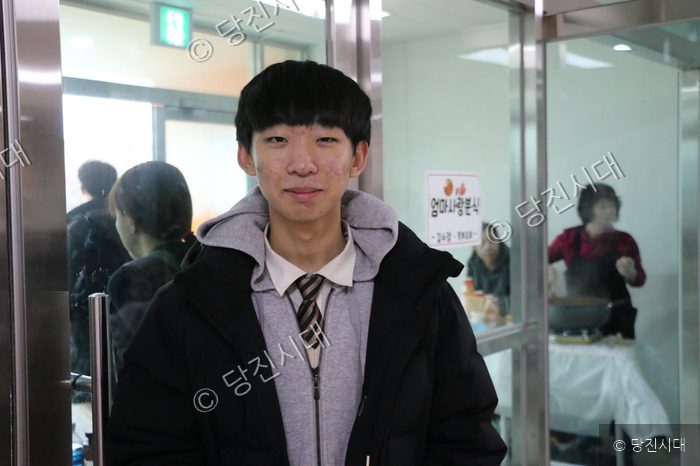 송악중학교 낙토문화제에서 한 남학생이 카메라를 향해 미소 짓고 있다.