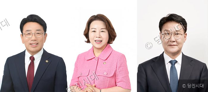 세 명의 도의원이 정장 차림으로 나란히 서 있다.
