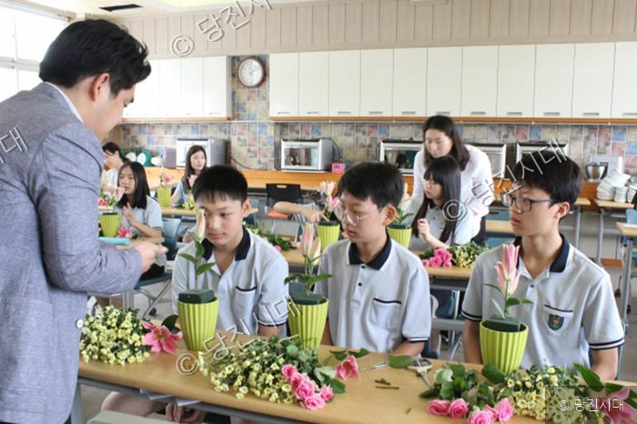 송산중학교 학생들이 강사의 지도 아래 플로리스트 체험 수업을 하고 있다.