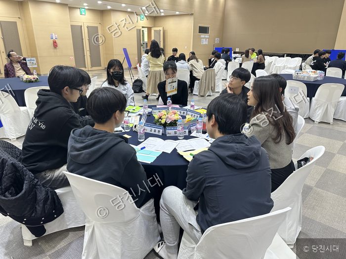 청소년정책 원탁토론회에 참석한 청소년들이 원탁에 모여 토론을 벌이고 있다.