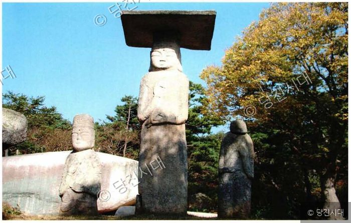 안국사지에 세워진 석불이 야외에 서 있다.