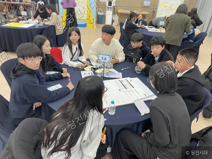 청소년들이 원탁에 모여 아동청소년 정책토론회를 진행하고 있다.