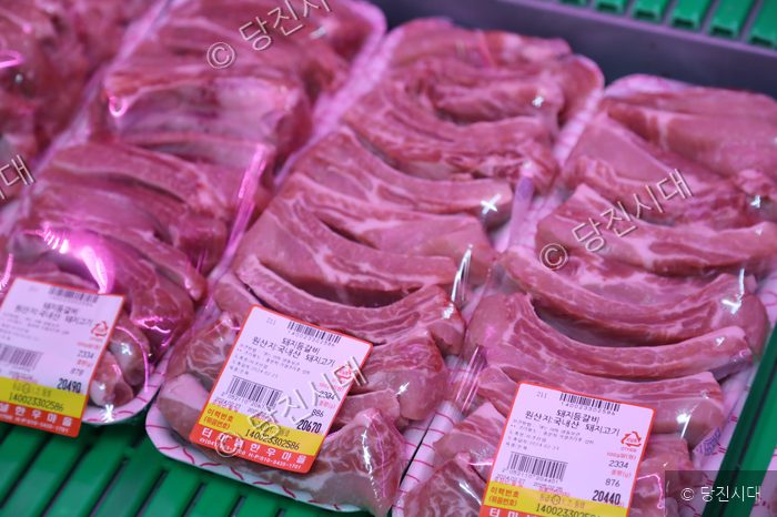 마트 매대에 진열된 포장된 돼지 등갈비의 모습이다.