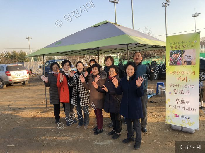 진옥교회 관계자들이 야외에서 커피 나눔 봉사를 하고 있다.