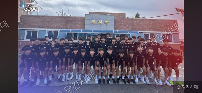 신평중학교 축구부 학생들이 다큐멘터리 촬영을 위해 기념 촬영을 하고 있다.