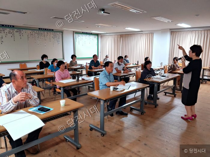 강사가 강의실에서 주민들을 대상으로 교육을 진행하고 있다.
