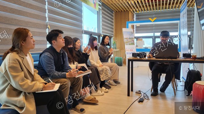 당진시대 사별연수에서 직원들이 강연을 경청하고 있다.