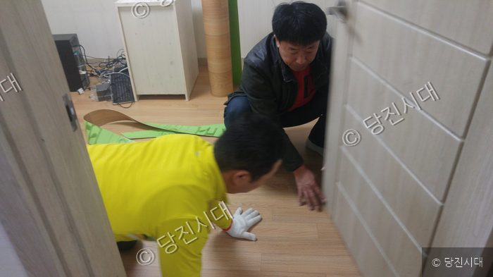 봉사자들이 조손가정에서 집수리 봉사를 하고 있다.
