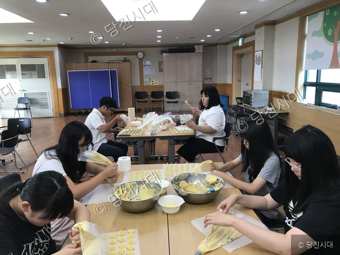청소년들이 합덕청소년문화의집에서 상투과자를 만들고 있다.