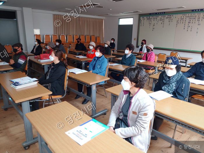 주민들이 강의실에 앉아 교육을 받고 있다.
