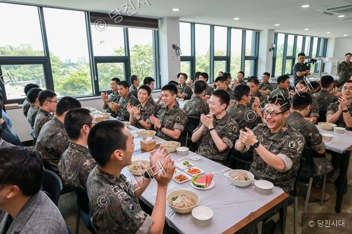 김기재 당진시장이 군부대를 방문해 장병들과 함께 식사하며 격려하고 있다.