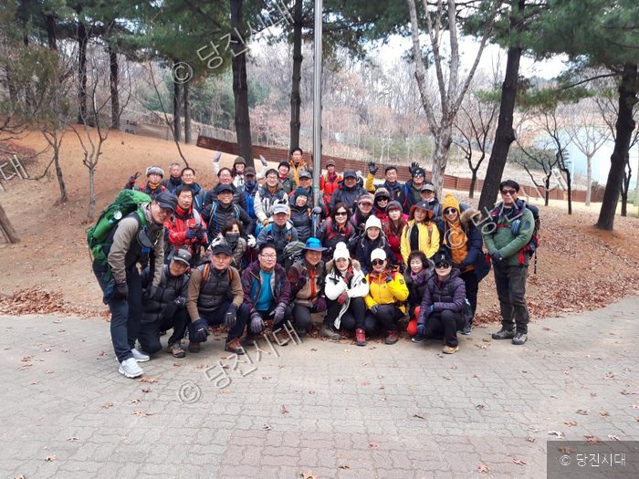 등산 동호회 회원들이 상당산성에서 송년산행 기념사진을 찍고 있다.