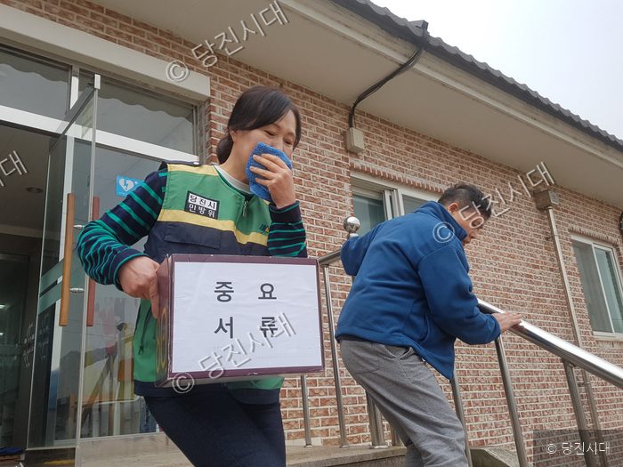 주민들이 민방위 화재대피훈련에 참여하고 있다.
