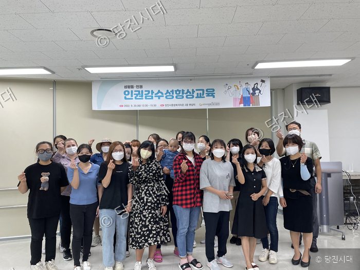 다문화가족·외국인 인권감수성 교육에 참석한 사람들이 기념 촬영을 하고 있다.
