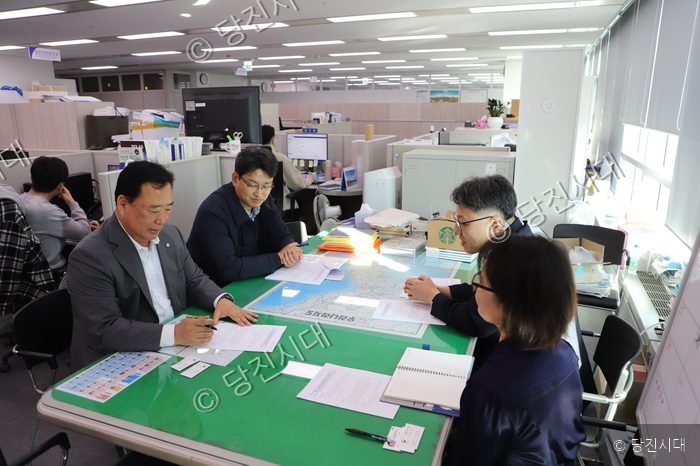 국회의원이 정부세종청사 사무실에서 관계자들과 업무 협의를 하고 있다.