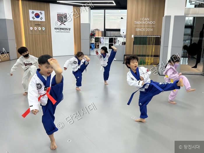 김대권 관장 등이 태권도 도장에서 발차기 연습을 하고 있다.