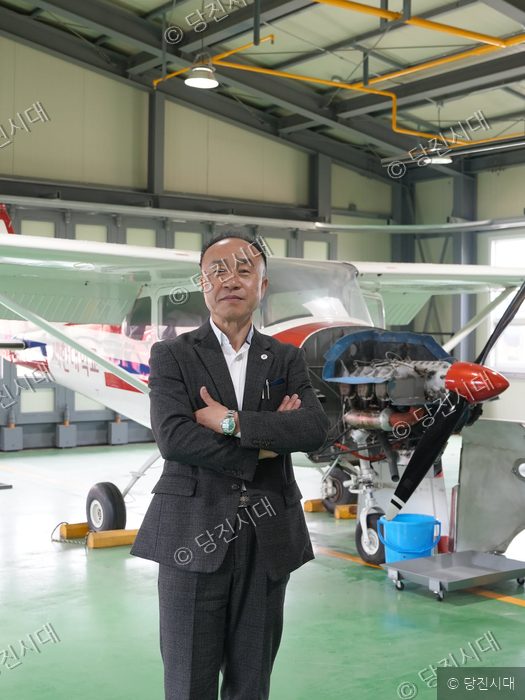 김도현 세한대학교 항공정비학과장이 비행기 격납고에서 포즈를 취하고 있다.