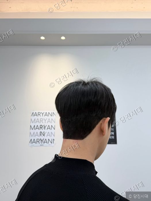 미용실을 찾은 손님의 헤어스타일을 뒤에서 촬영하고 있다.