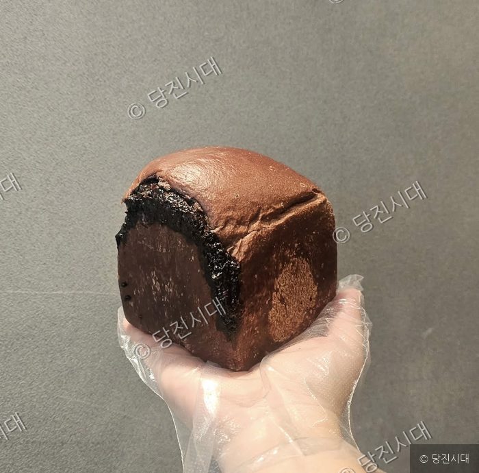 당진의 한 베이커리 대표가 초코식빵을 들어 보이고 있다.