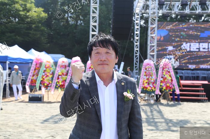 석문면 체육대회 현장에서 한 남성이 주먹을 쥐고 파이팅을 외치고 있다.