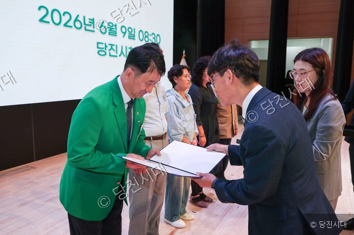 당진시에서 국가재난관리 유공 정부표창 수상자가 표창장을 받고 있다.