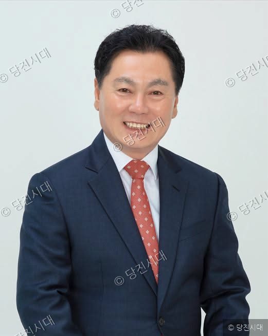 김용균 예비후보가 정장 차림으로 미소 지으며 포즈를 취하고 있다.