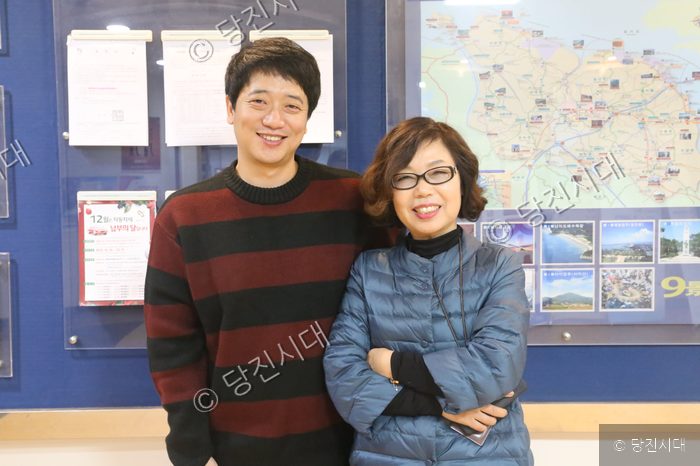 당진2동 행정복지센터에서 직원이 미담 주인공과 함께 미소 짓고 있다.