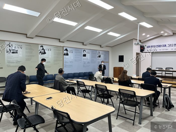 참석자들이 세미나실에 모여 심훈 문학 관련 행사를 진행하고 있다.