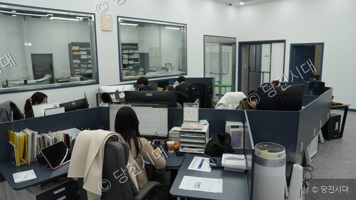 내포문화사 사무실에서 강진수 대표 등이 업무를 보고 있다.