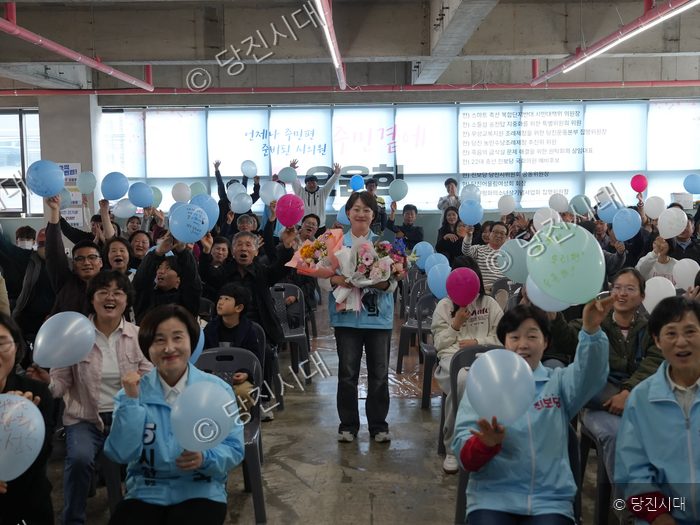 오윤희 예비후보 선거사무소 개소식에서 지지자들이 환호하고 있다.
