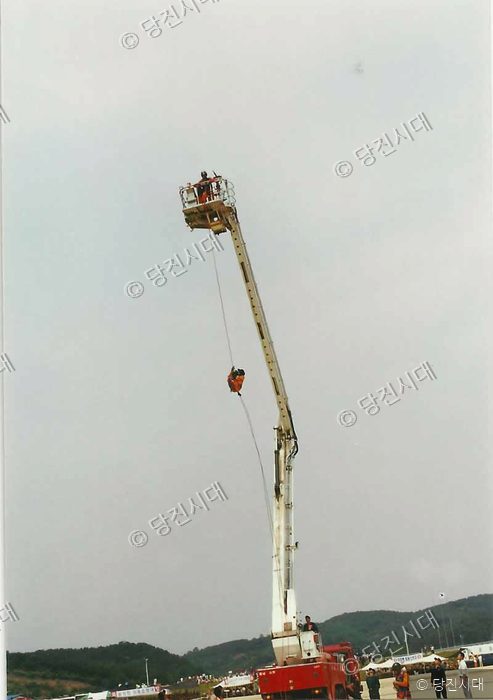 소방대원이 고가사다리차를 이용해 구조 훈련을 하고 있다.