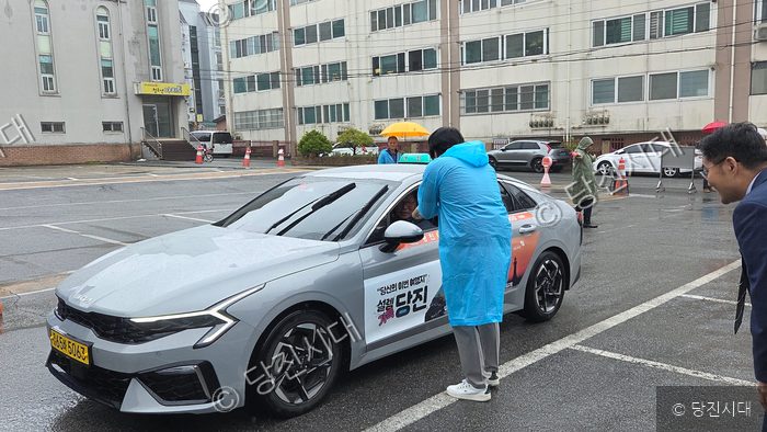 당진제일교회 관계자가 어린이날 나눔행사 차량 옆에 서 있다.