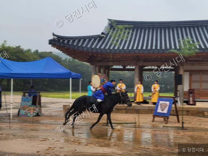 면천읍성에서 전통무예인 마상무예를 시연하고 있다.