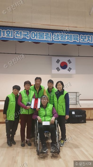 장애인 보치아 대회에 참가한 선수단이 2위를 수상하고 기념 촬영을 하고 있다.