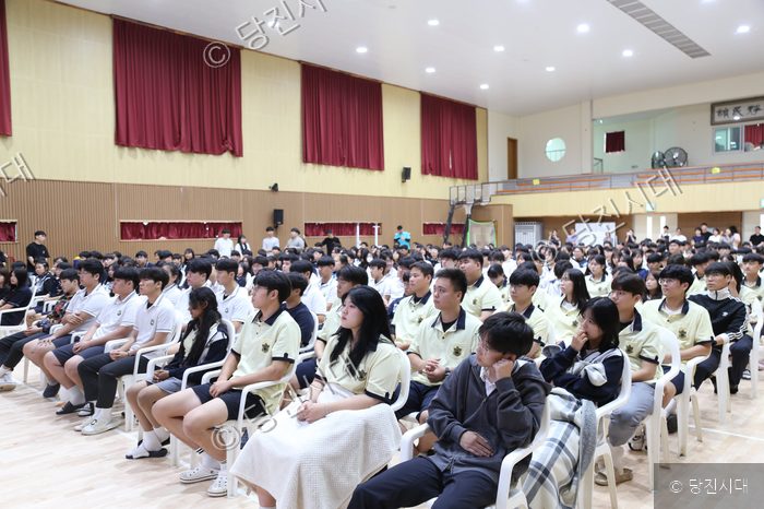 강당에 모인 김광자 선생님 등이 행사를 차분히 관람하고 있다.