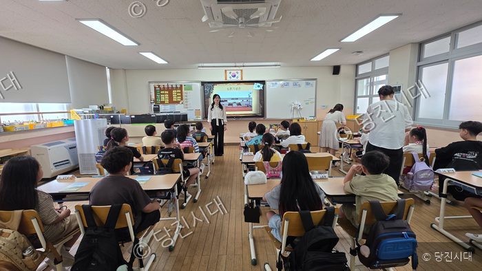 강사가 교실에서 학생들을 대상으로 심훈기념관 관련 교육을 진행하고 있다.