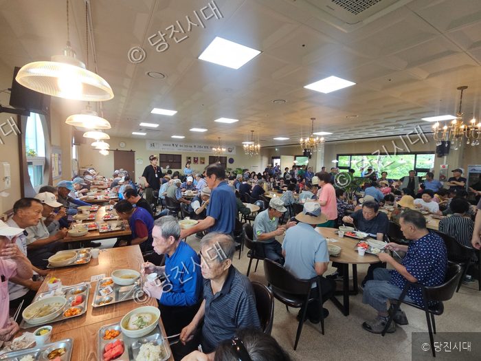 지역 어르신들이 초복을 맞아 식당에 모여 정성껏 준비된 보양식을 함께 먹고 있다.