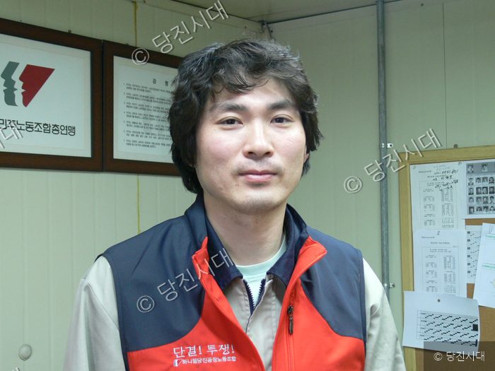 하니웰코리아 당진공장 비상대책위원회 관계자가 인터뷰에 응하고 있다.