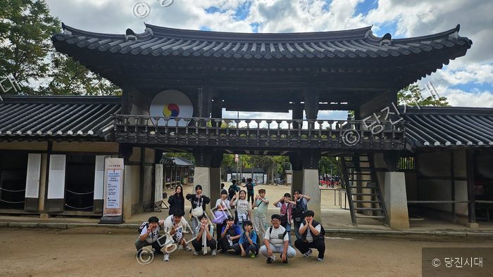 신평초등학교 학생들이 전통문화 현장체험학습에서 기념촬영을 하고 있다.